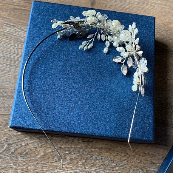 {Sweet & V} bridal headpiece - Picture 4 of 6